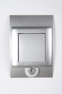 SYLO LOCK gniazdo ssące plastikowe z kluczykiem srebrne
